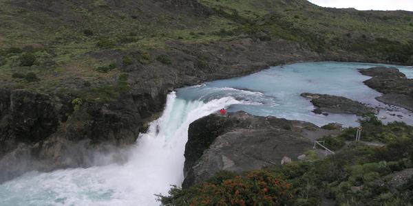 U Salto Grande v NP Torres del Paine si člověk právem připadá nepatrný