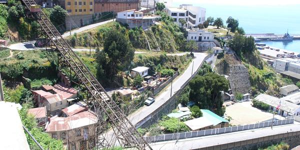 Visuté výtahy Valparaísa