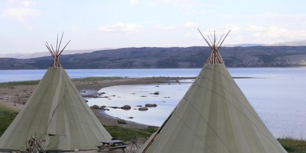 Laponské stany u Porsangerfjordu