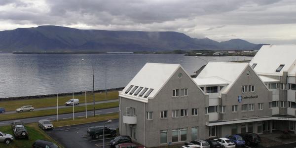 V pozadí sopka Esja, Reykjavík