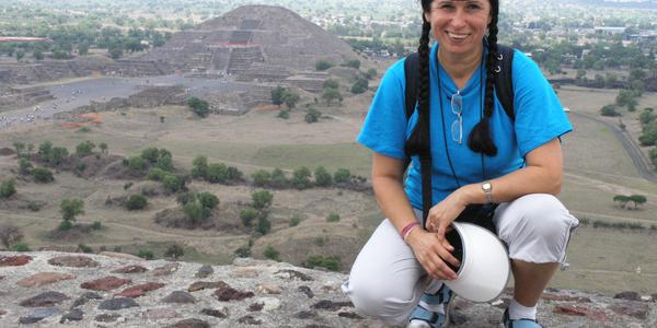 V pozadí Pyramida Měsíce, Teotihuacán