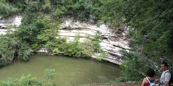 Cenote v Chichen Itza