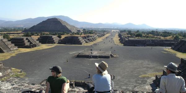 Pohled z Měsíční pyramidy, Teotihuacan