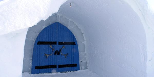 Vchod do ledové kaple v Kakslauttanen