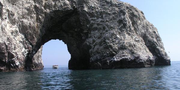 Skalní brána na Islas Ballestas