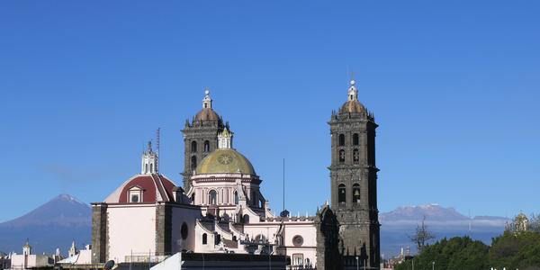 Puebla, v pozadí Popocatépetl