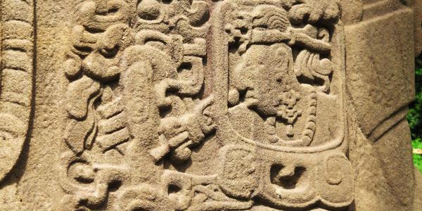 Detail stély v Quirigua, Guatemala