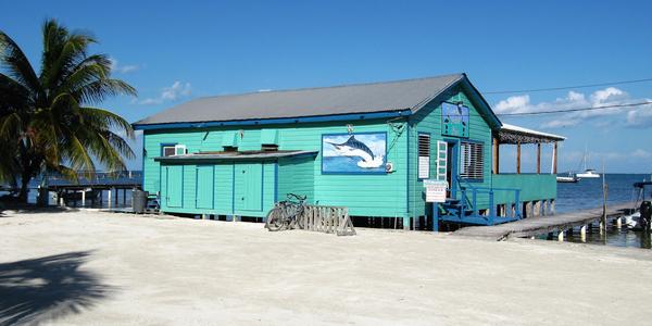 Hospoda na nábřeží Caye Caulker