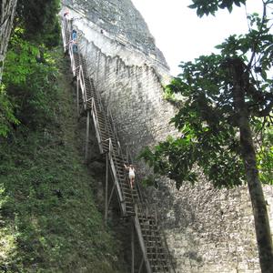 Schodiště na pyramidu v Tikalu