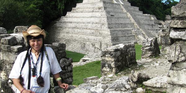 V pozadí Pacalova hrobka, Palenque