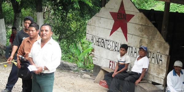 Zapatistická hlídka před Agua Azul