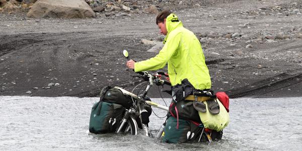 Brod pod ledovcemEyafjallajokull