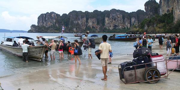 Ranní nakládání kufrů, Krabi, Railay Beach