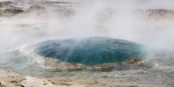 Bublina gejzíru Strokkur, před výbuchem