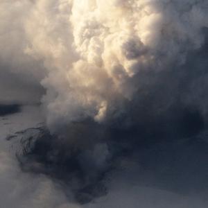Doznívající výbuch sopky Eyjafjallajokull, foto z letadla