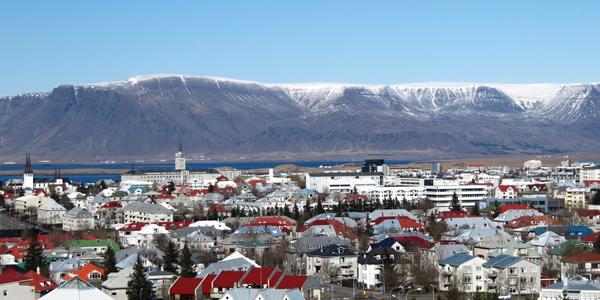 Reykjavík na pozadí sopky  Esja