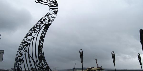 Stylizovaná vikingská loď v Oslo