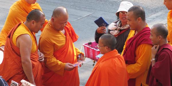 Chiang-Mai, mniši jsou také jenom lidi
