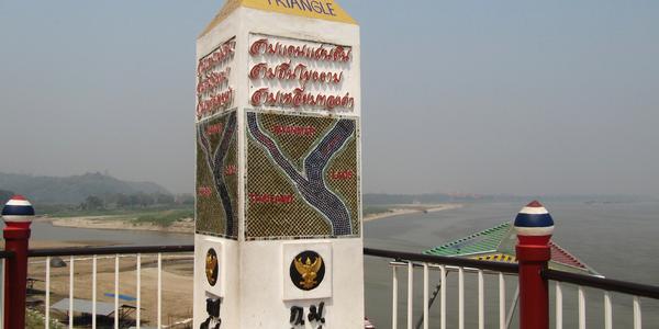 Obelisk na Mekongu, centrum Zlatého trojúhelníku