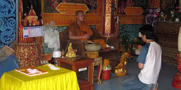 Požehnání ve  Wat Doi Suthep, Chiang-Mai
