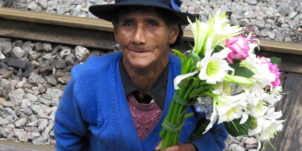 Prodavačka květin na trati k Machu Picchu