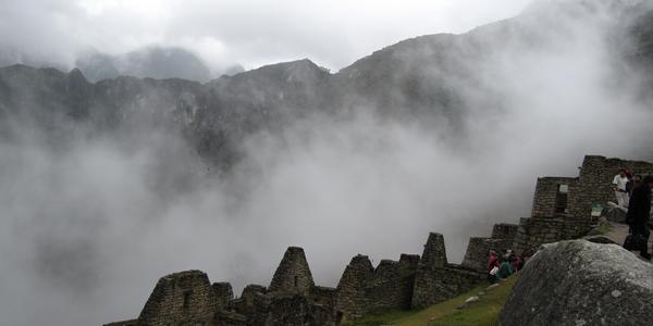 ranní mlhy nad Machu Picchu
