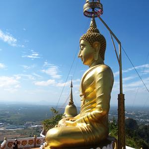 Buddha na vrcholu hory nad chrámem Tiger Cave, Krabi