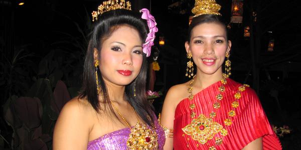 Lady boys v restauraci Sawasdee v Bangkokuy