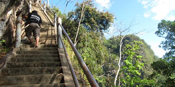 Na vrchol Tiger Cave vedee 1237 schodů, Krabi