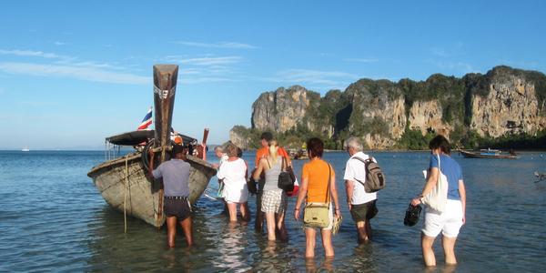 Nastupování do lodi na Krabi