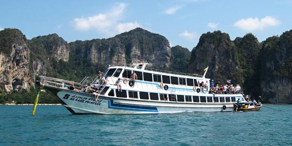 Plavba z Krabi na Koh Lanta na této lodi