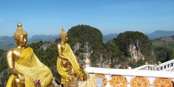 Sochy Buddhů na vrcholu Tiger Cave, Krabi