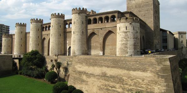 Monumentální Alcázar v Zaragoze