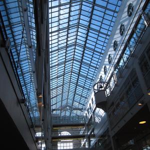 Akerbrygge, Oslo -  obchodní dům jako interiér lodi