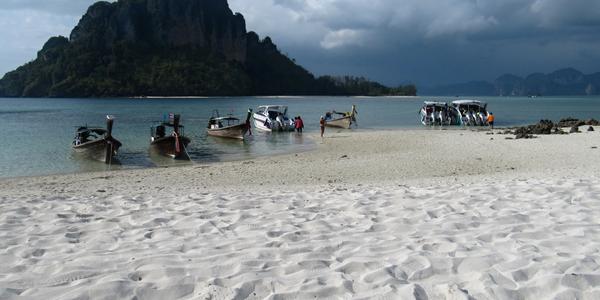Hladká mouka pláží u Krabi