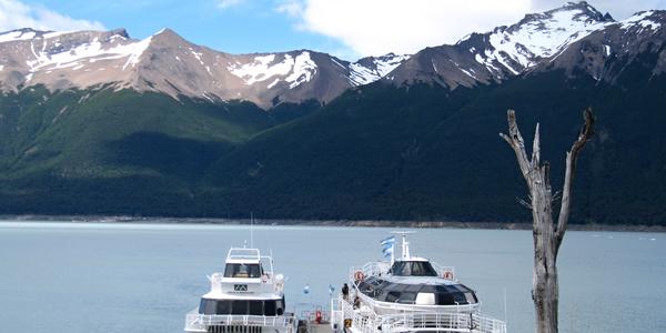 Katamarány pod ledovcem Perito Moreno
