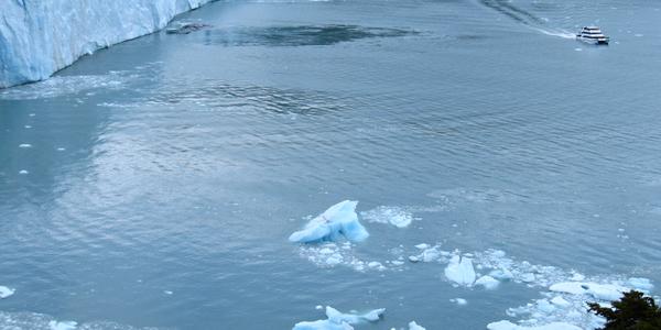 Lodička pod ledovcem Perito Moreno