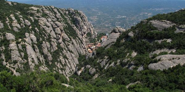 Montserrat, benediktýnský klášter, kdysi útočiště mnichů