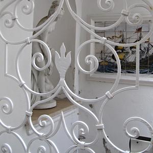 Za mříží, capri