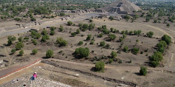 Teotihuacan, Měsíční pyramida z vrcholu Sluneční p.