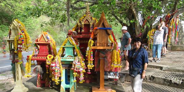 Každý okolojedoucí řidič zde zatroubí, Koh Samui