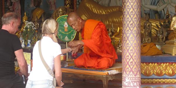 Požehnání v chrámu Velkého Buddhy, Koh Samui