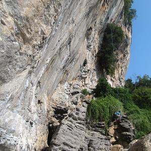 Stezka na Railai beach vede štěrbinou pod skálou