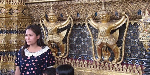 Thajka s dětmi v Grand Palace, Bangkok
