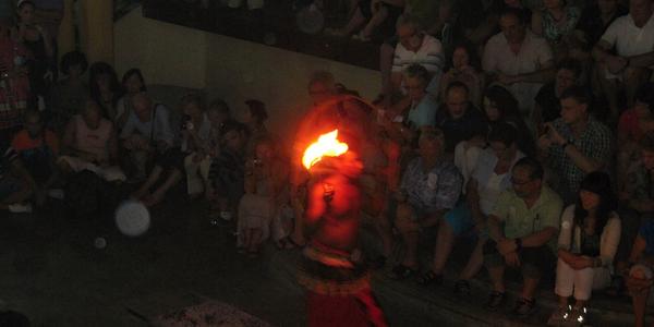 Chůze po řežavém uhlí, Kandy