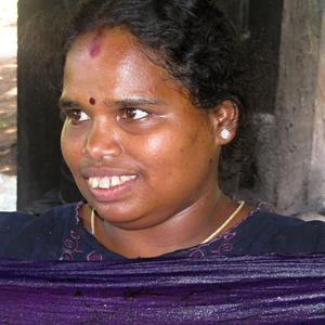 Tamilka v dílně na batiku, Kandy