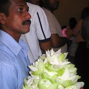 Věřící v chrámu Buddhova zubu, Kandy