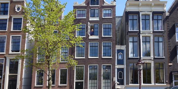 Amsterodam, miniaturní auta, velkorysá okna