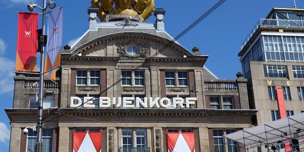 V předvečer korunovace, Amsterodam