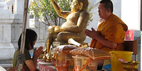 Požehnání před chrámem Zlatého Buddhy, Bangkok